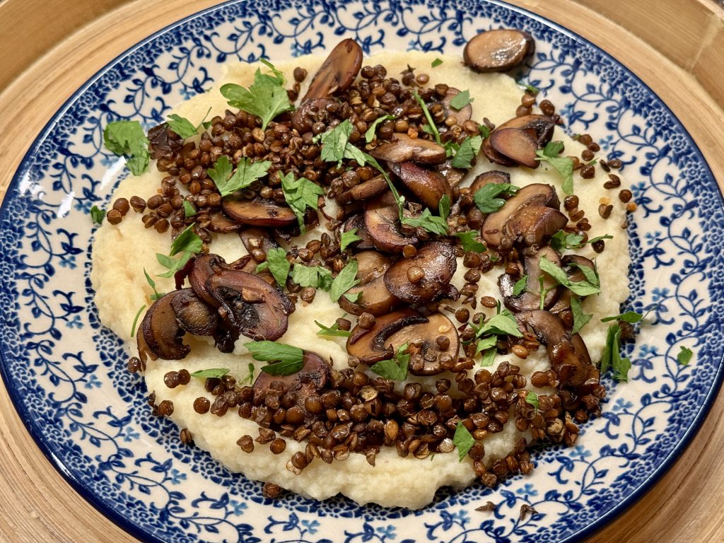 Gebakken kastanjechampignons, geroosterde linzen op een bedje van knolselderij- en pastinaakpuree