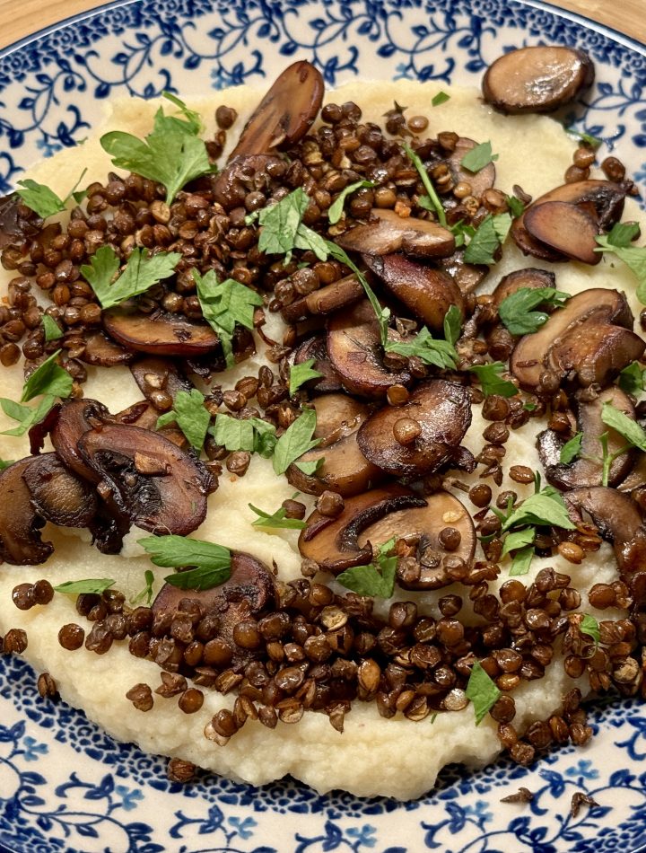 Gebakken kastanjechampignons, geroosterde linzen op een bedje van knolselderij- en pastinaakpuree