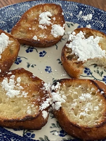 Plakjes oliebollen met poedersuiker