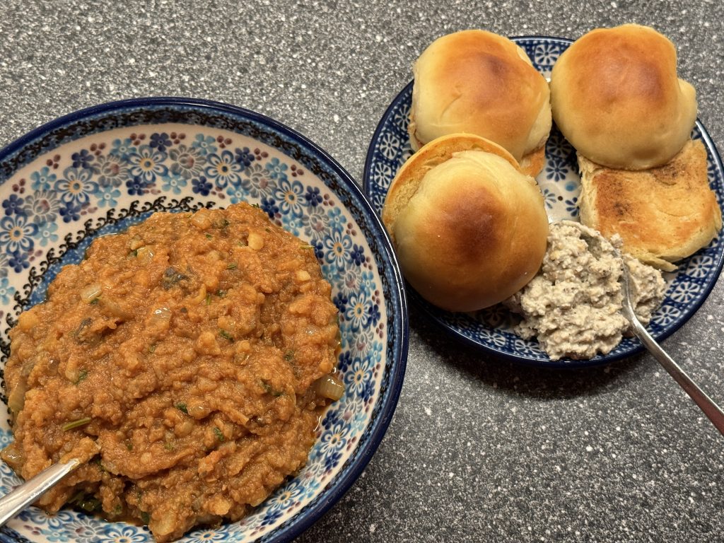 Pav bhaji met kokos-knoflookchutney