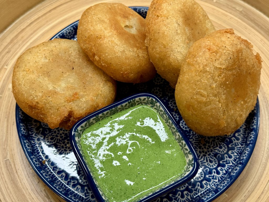 Met chana dal gevulde aloo tikki