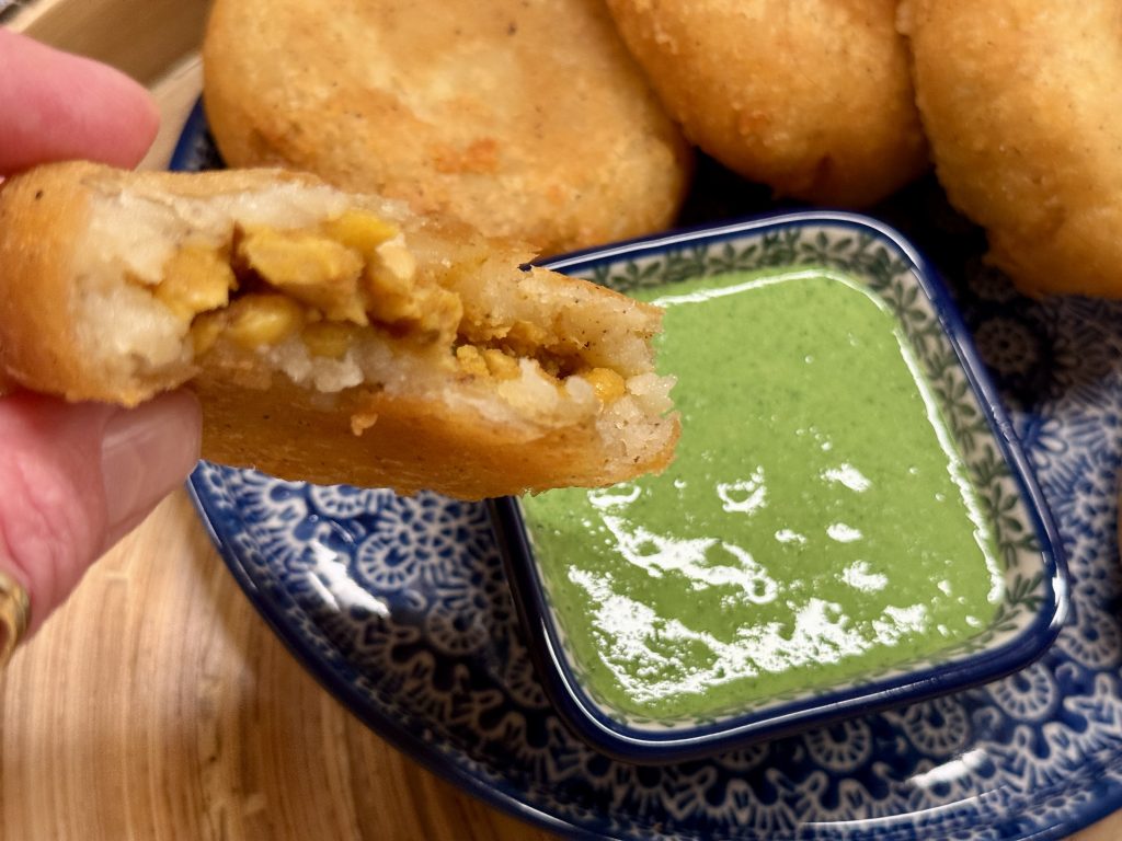 Met chana dal gevulde aloo tikki