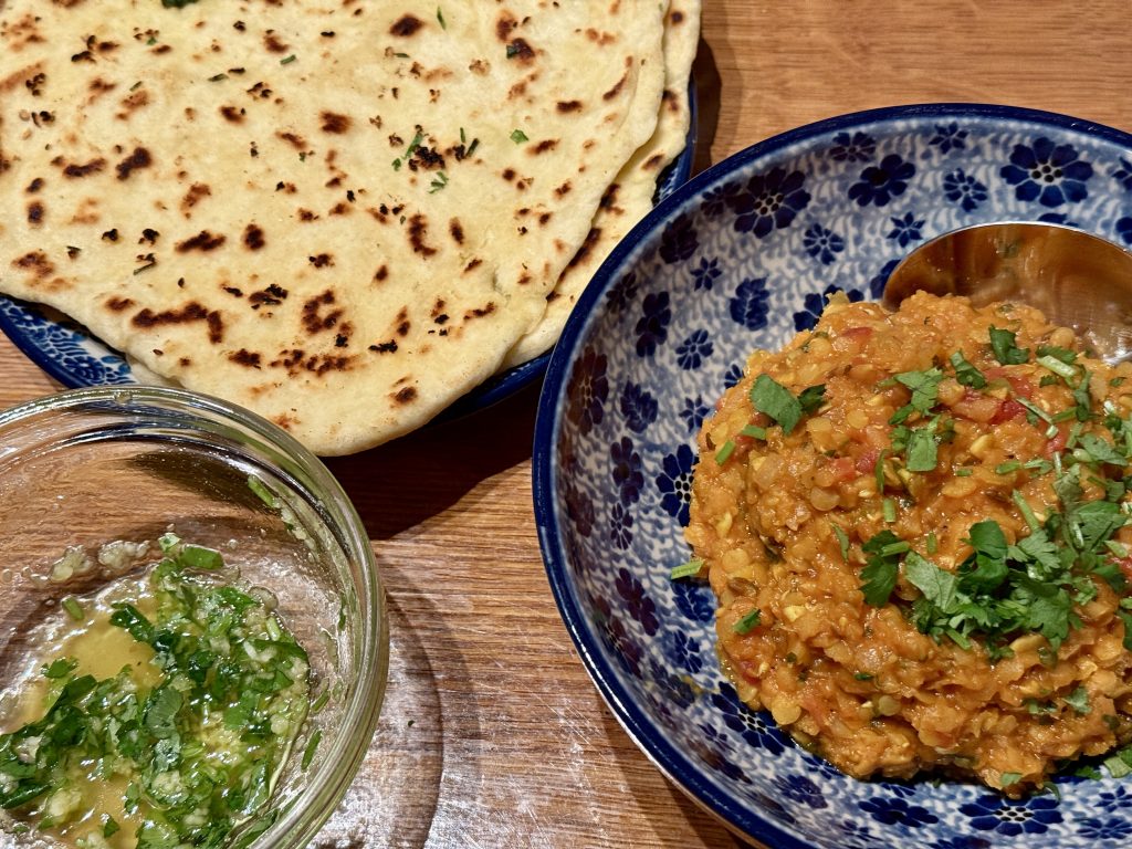 rode linzen dahl met knoflook naan