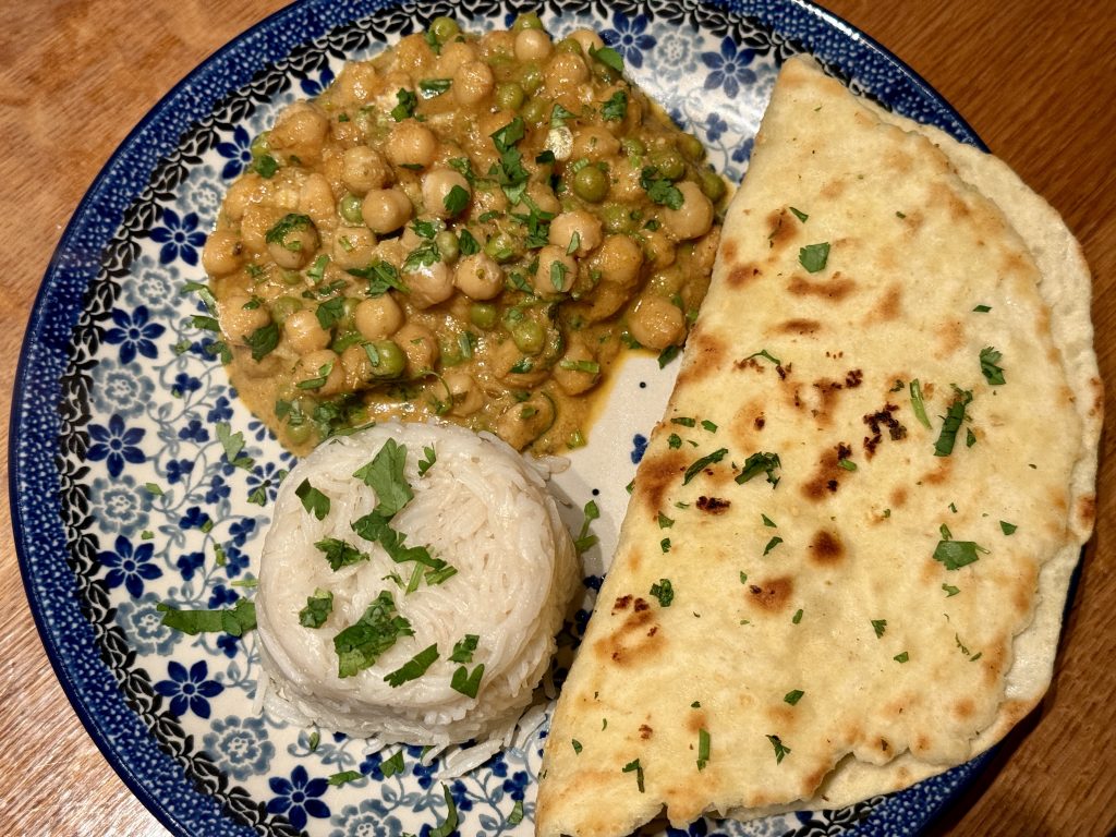 curry met kikkererwten en doperwten, basmati rijst en zelfgemaakte naan