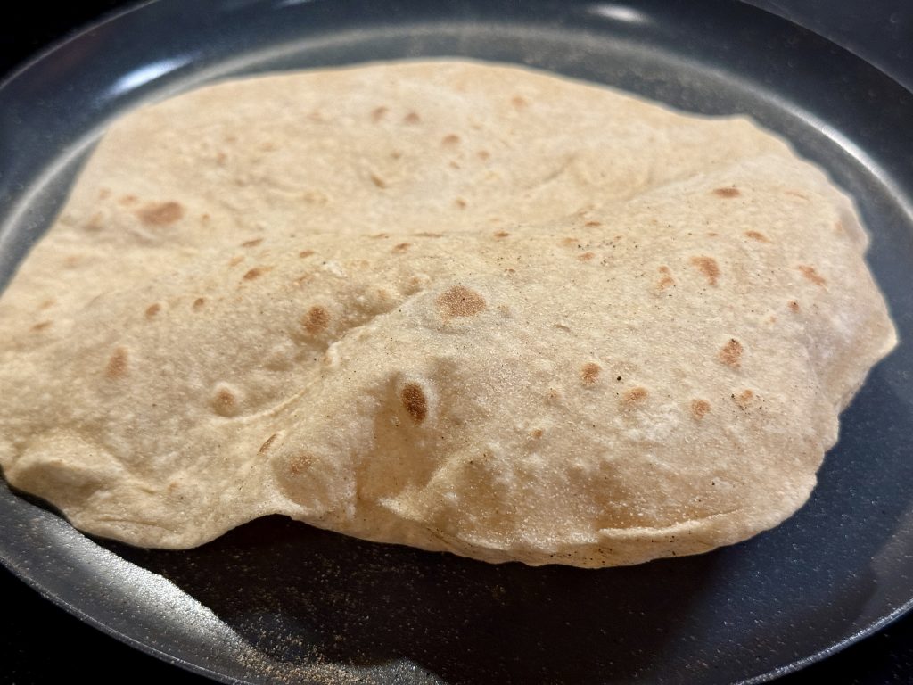 roti in de pan, met een grote luchtbel