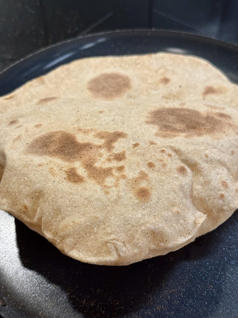 Roti in de pan met een luchtbel