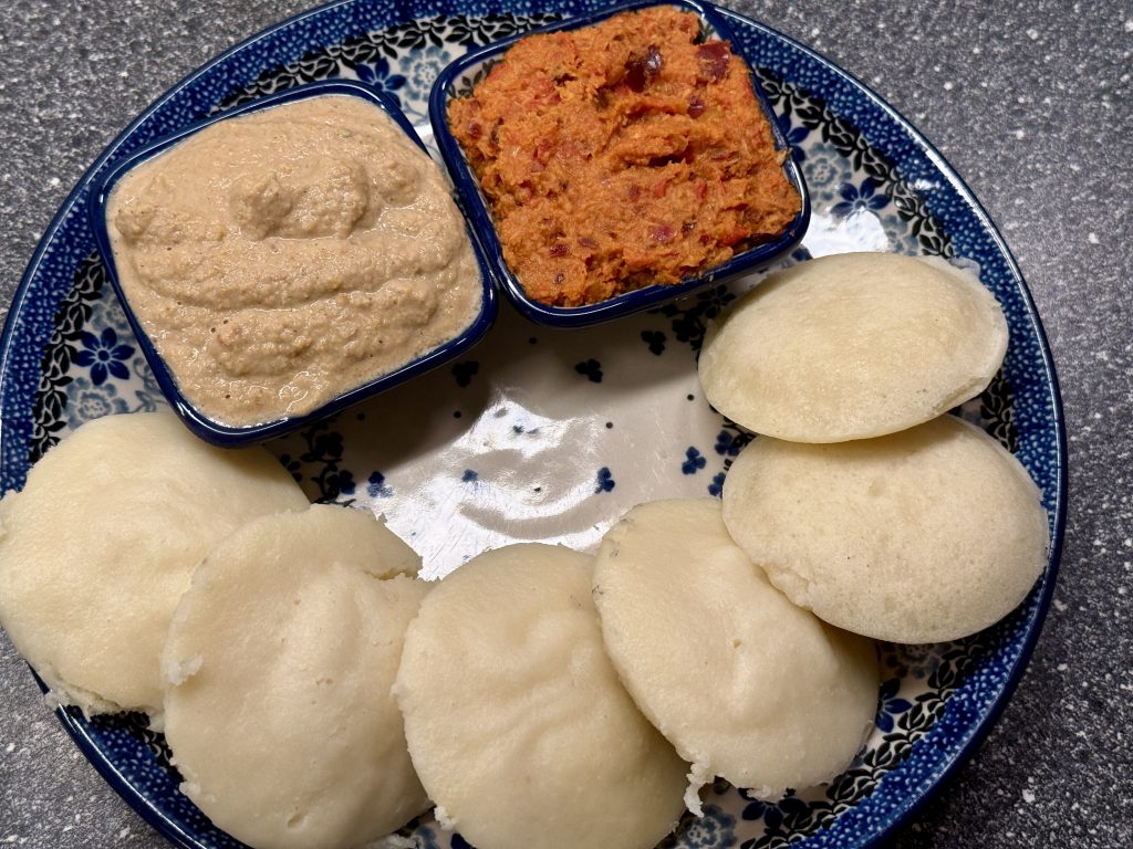 Bunzlau bord met idli’s en twee verschillende chutneys