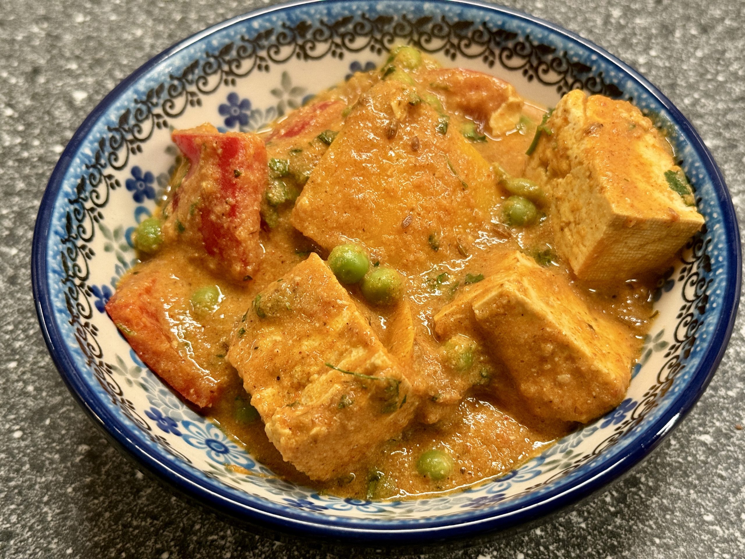 Kruidige en romige tofu curry