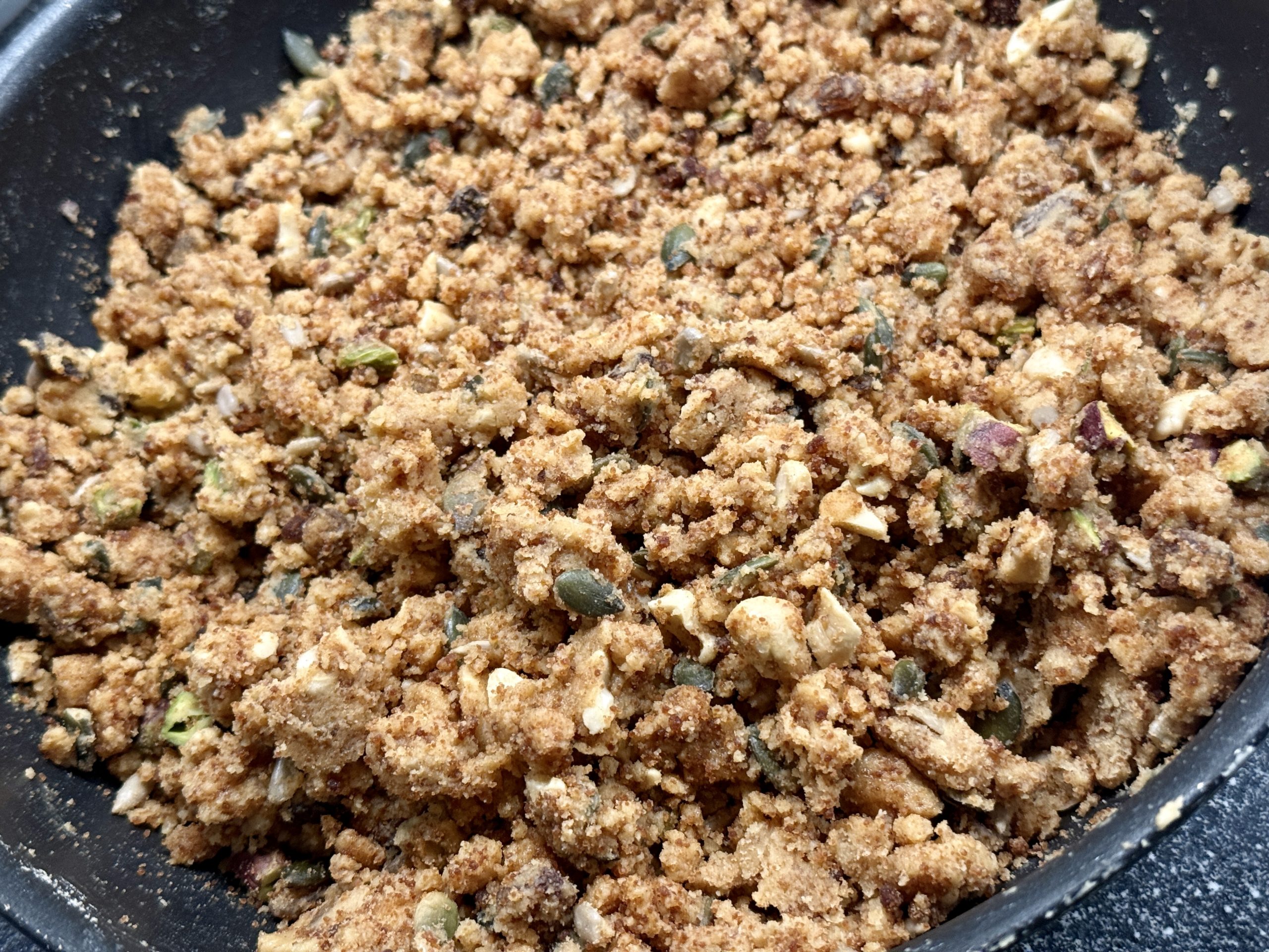 Alle ingrediënten voor sattu ladoo zijn nu samengevoegd. Tijd om er balletjes van te gaan maken.