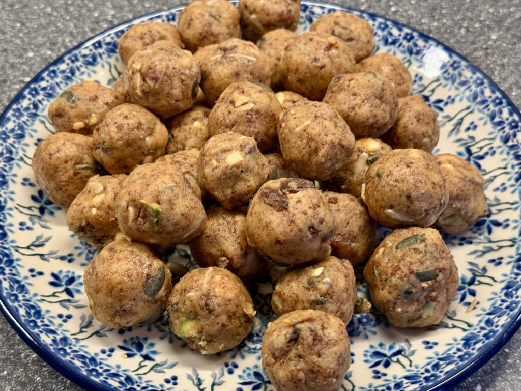 Een groot bord vol met sattu ladoo’s. Daar kunnen we wel even mee voort!