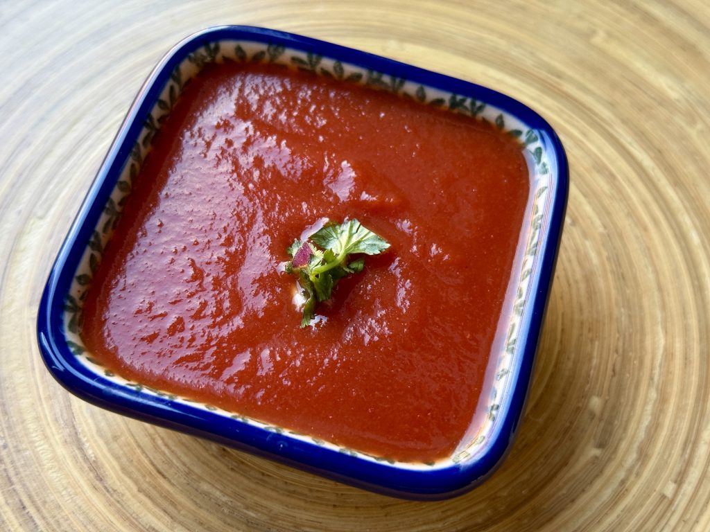 Een schaaltje met tomatensaus